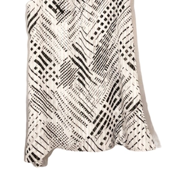 WHBM Sleeveless blouse Asymmetrical VNeck Tiered - Picture 6 of 11